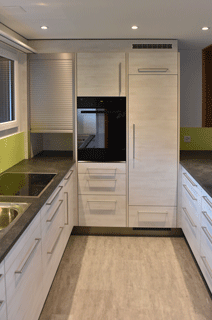 Küche mit Kühlschrank und Backofen